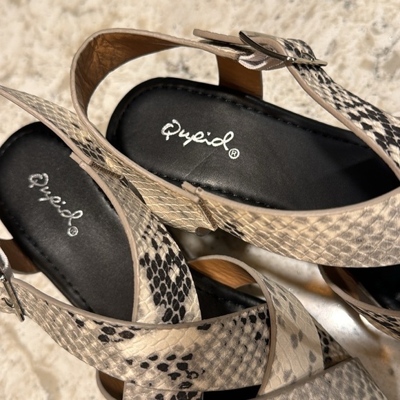 NEW~QUPID~STONE BLACK~SNAKE~STRAPPY WEDGE SANDALS~3 1/4” HEEL~SIZE 8~BR - Picture 4 of 10